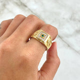 Anillo Cuadro Caballo 9.8gr / T10 1/4 / Circones Blancos Verde Oro Amarillo 18K ©