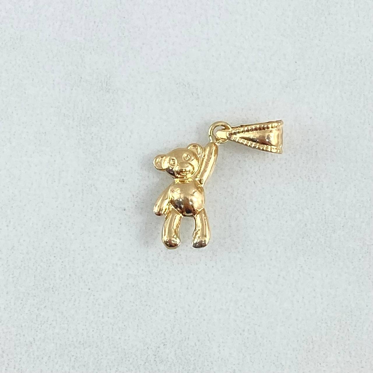 Dije Oso Manito Arriba 0.45gr / 1.9cm / Cargador Bordeado Oro Amarillo 18K