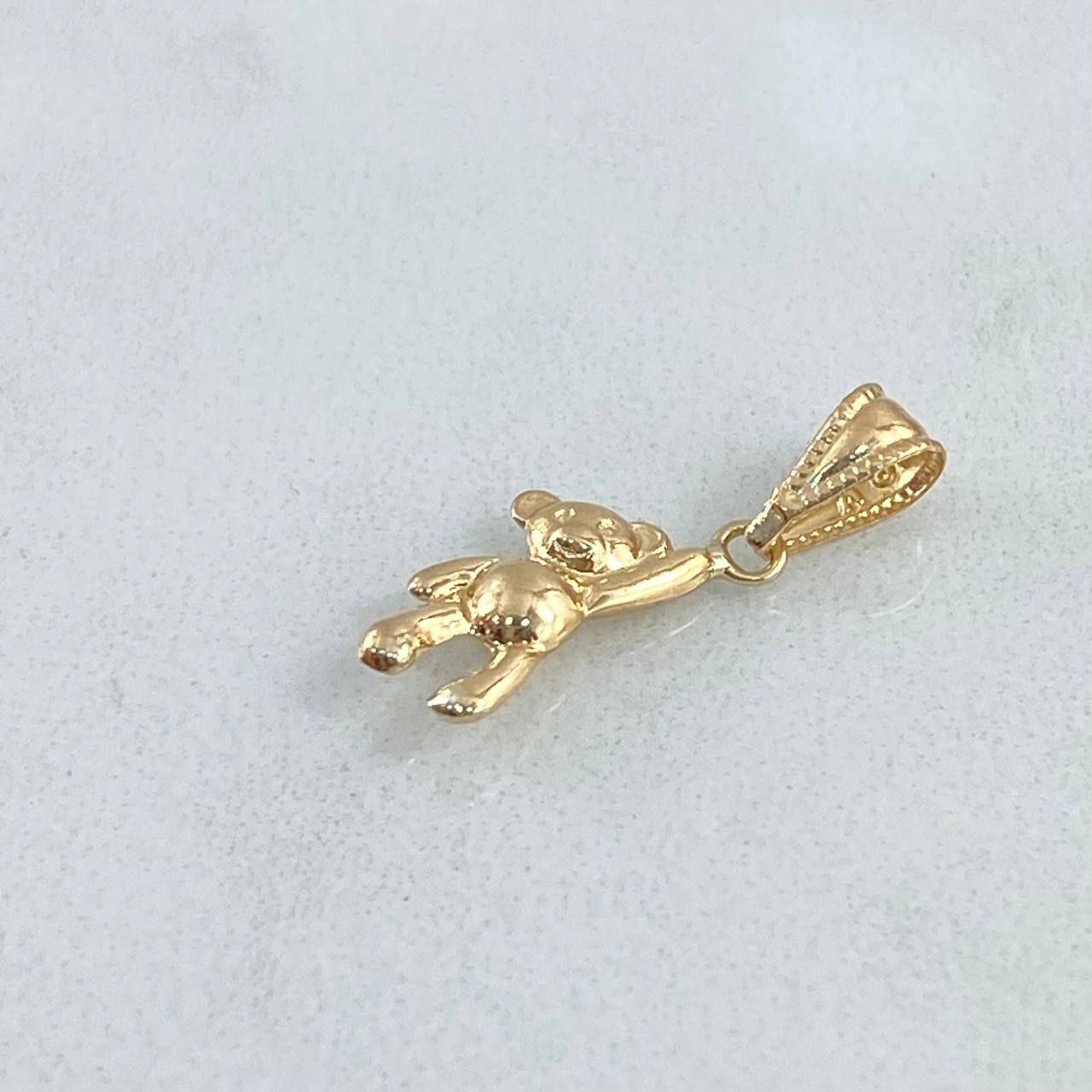 Dije Oso Manito Arriba 0.45gr / 1.9cm / Cargador Bordeado Oro Amarillo 18K