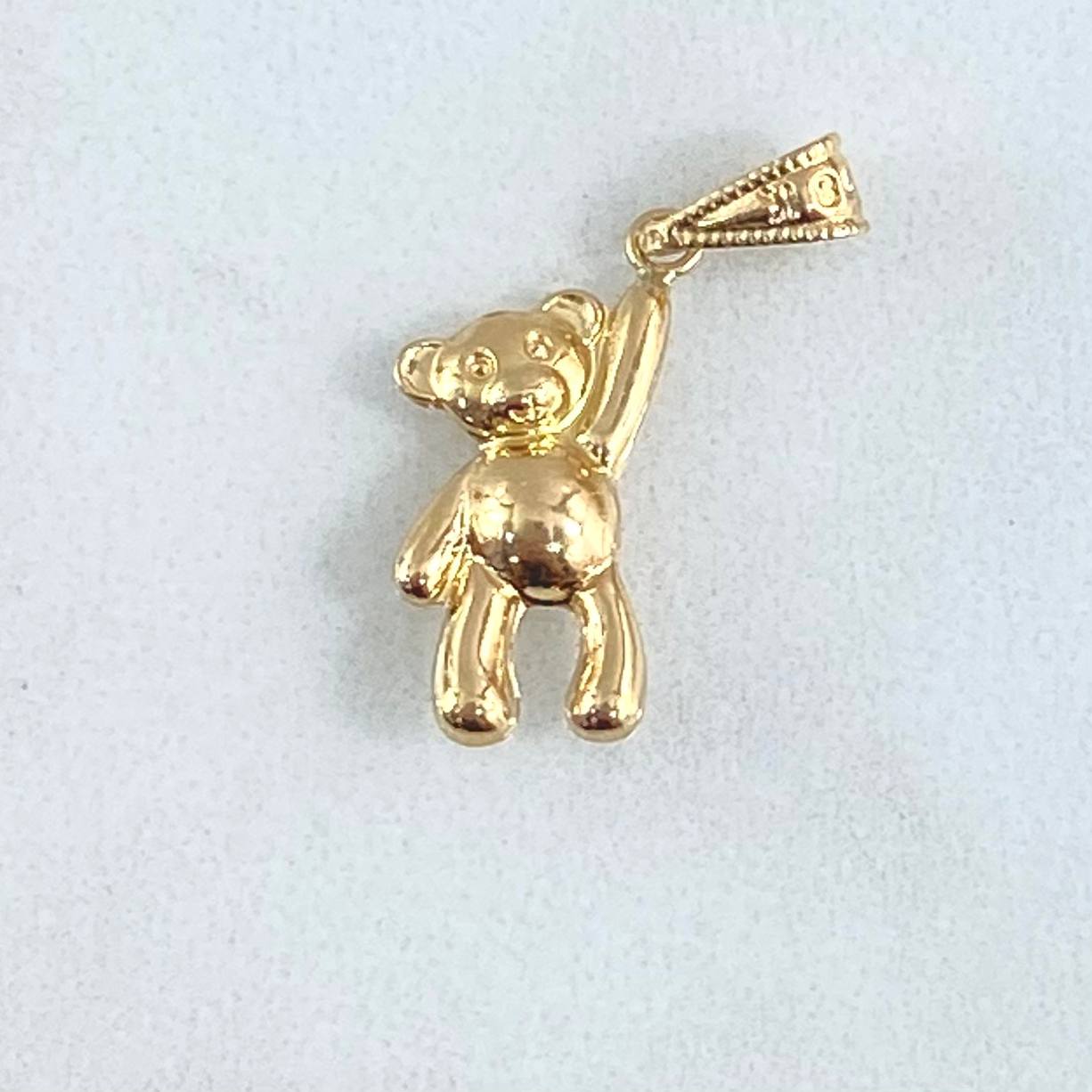 Dije Oso Manito Arriba 0.7gr / 2.5cm / Cargador Bordeado Oro Amarillo 18K