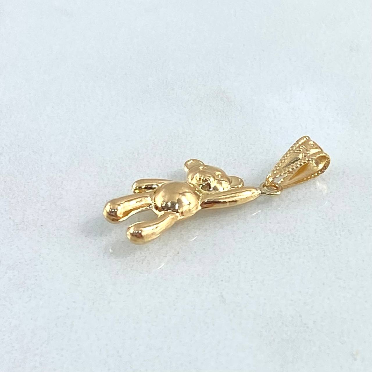 Dije Oso Manito Arriba 0.7gr / 2.5cm / Cargador Bordeado Oro Amarillo 18K