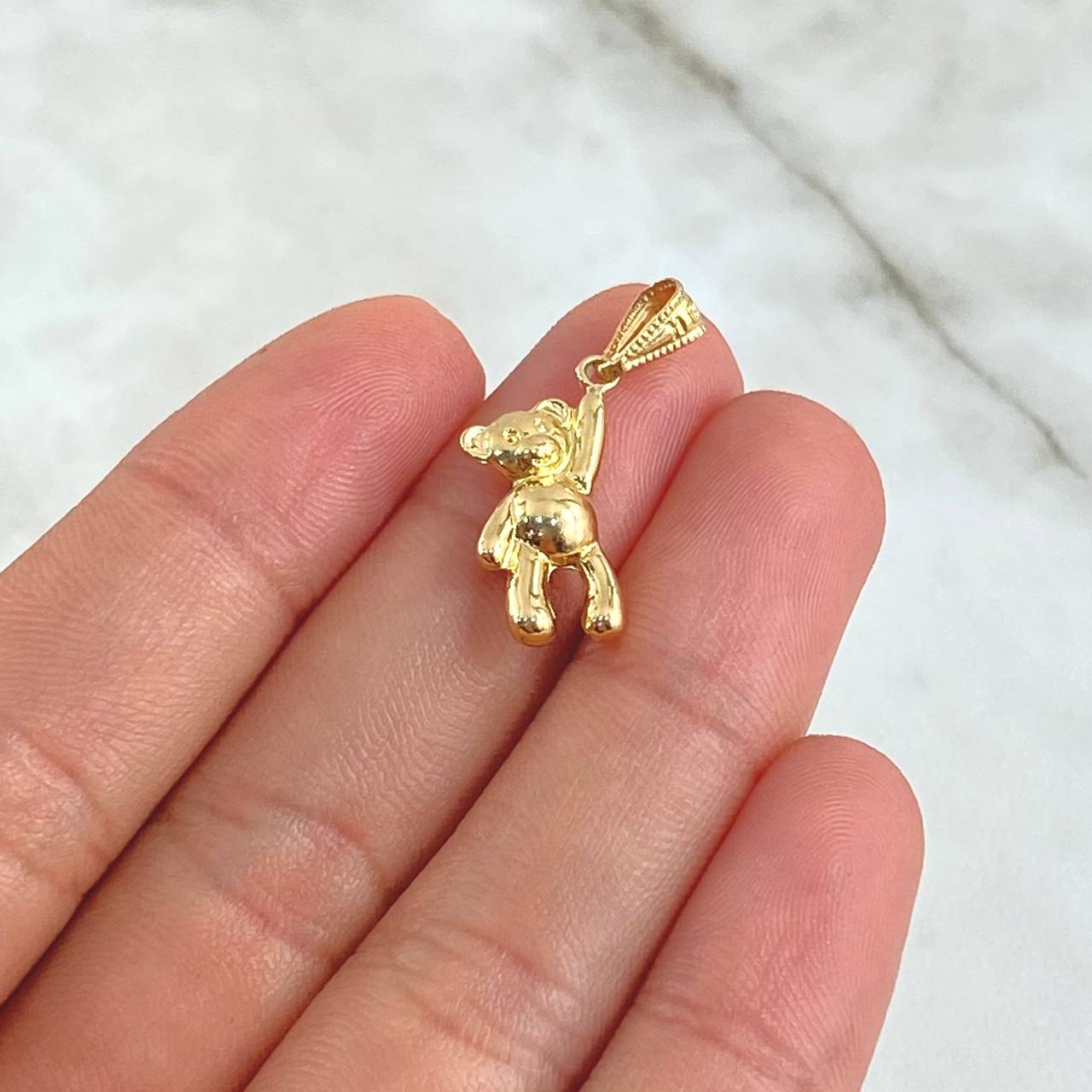 Dije Oso Manito Arriba 0.75gr / 2.5cm / Cargador Bordeado Oro Amarillo 18K