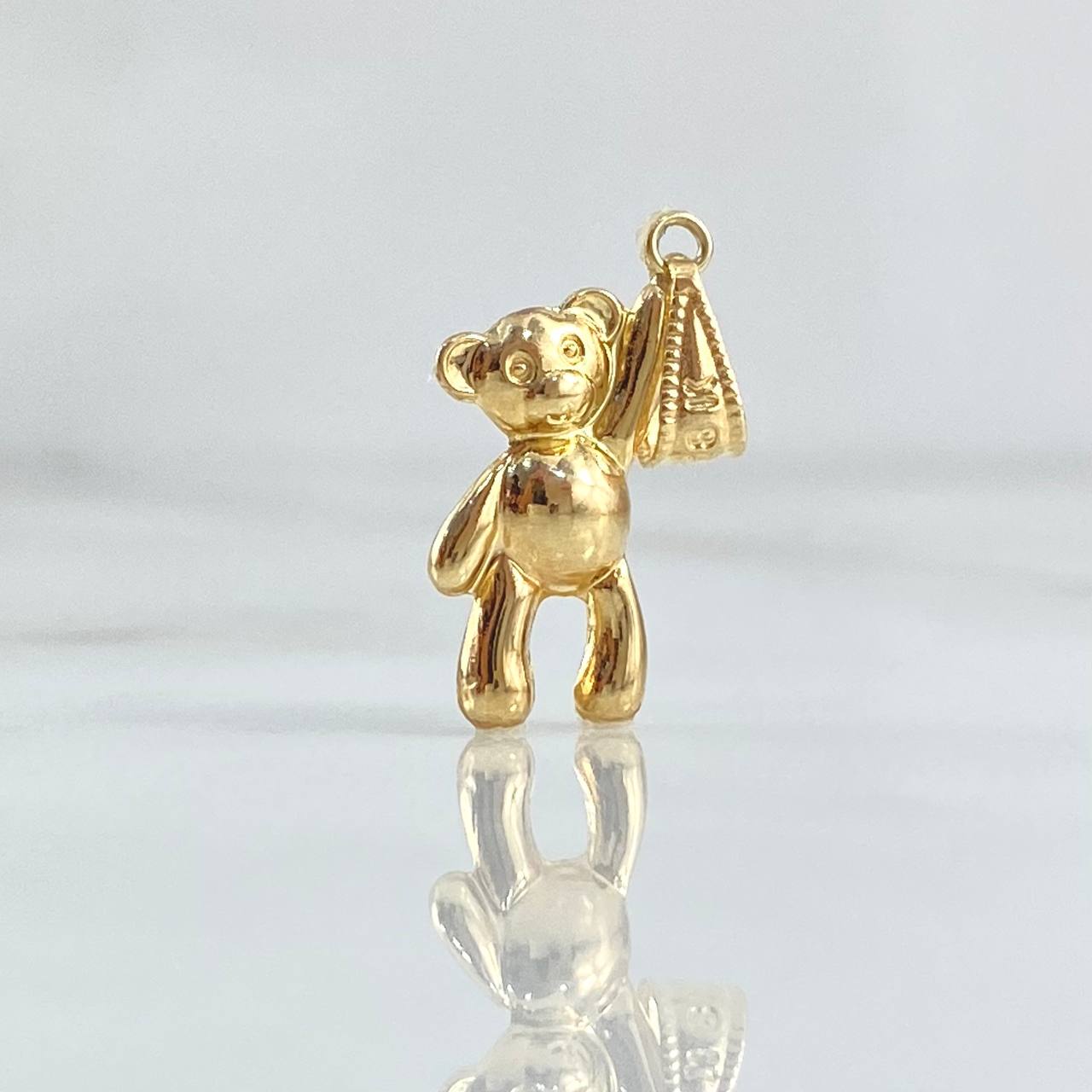 Dije Oso Manito Arriba 0.75gr / 2.5cm / Cargador Bordeado Oro Amarillo 18K