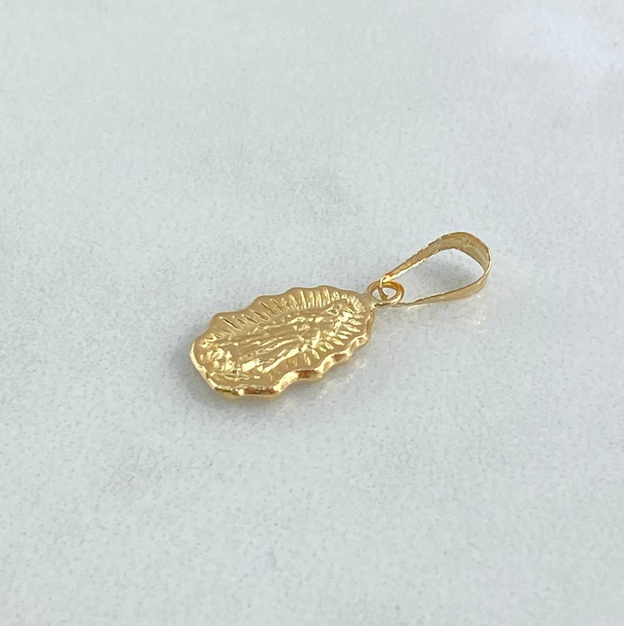 Dije Virgen Guadalupe Silueta 0.6gr / 2.2cm / Cargador Bordeado Oro Amarillo 18K