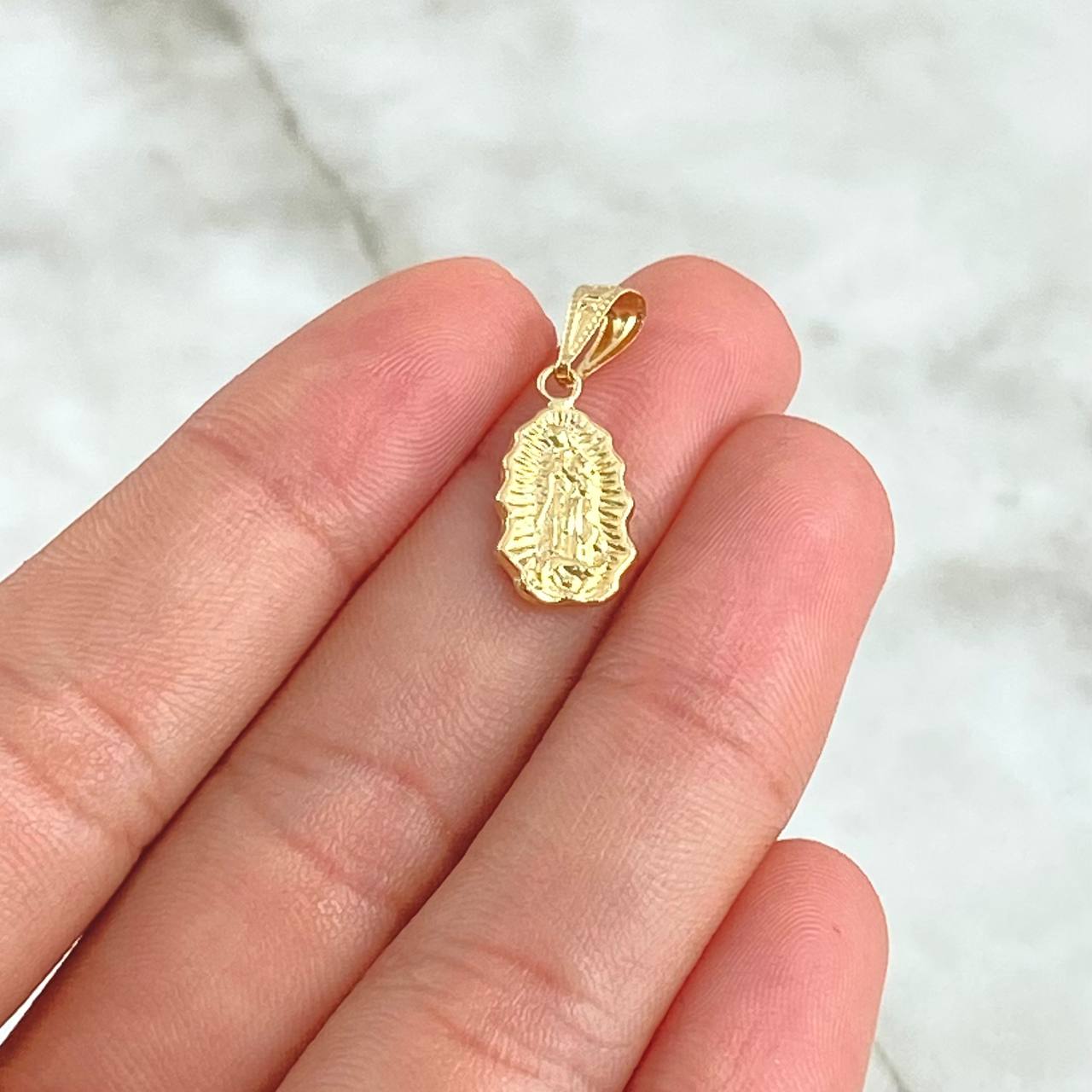 Dije Virgen Guadalupe Silueta 0.65gr / 2.2cm / Cargador Bordeado Oro Amarillo 18K