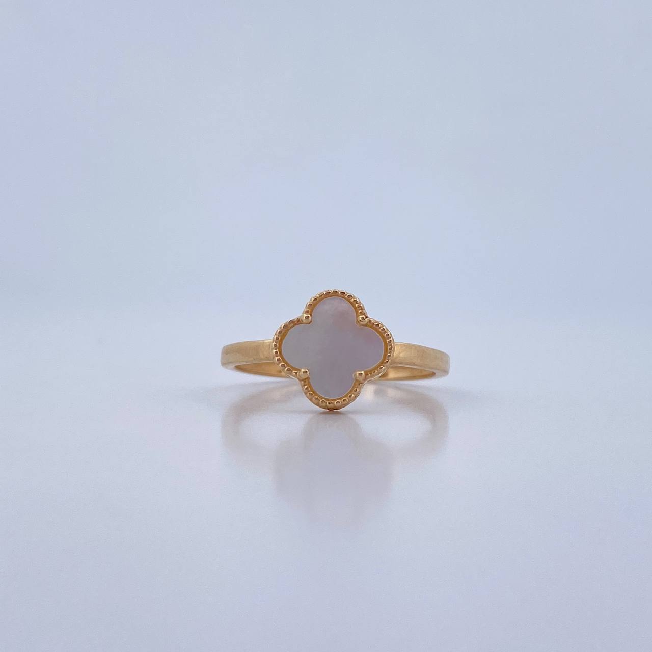 Anillo Trebol VCyA 1.9gr / T6 1/2 / Nacar Blanco Oro Amarillo 18K &