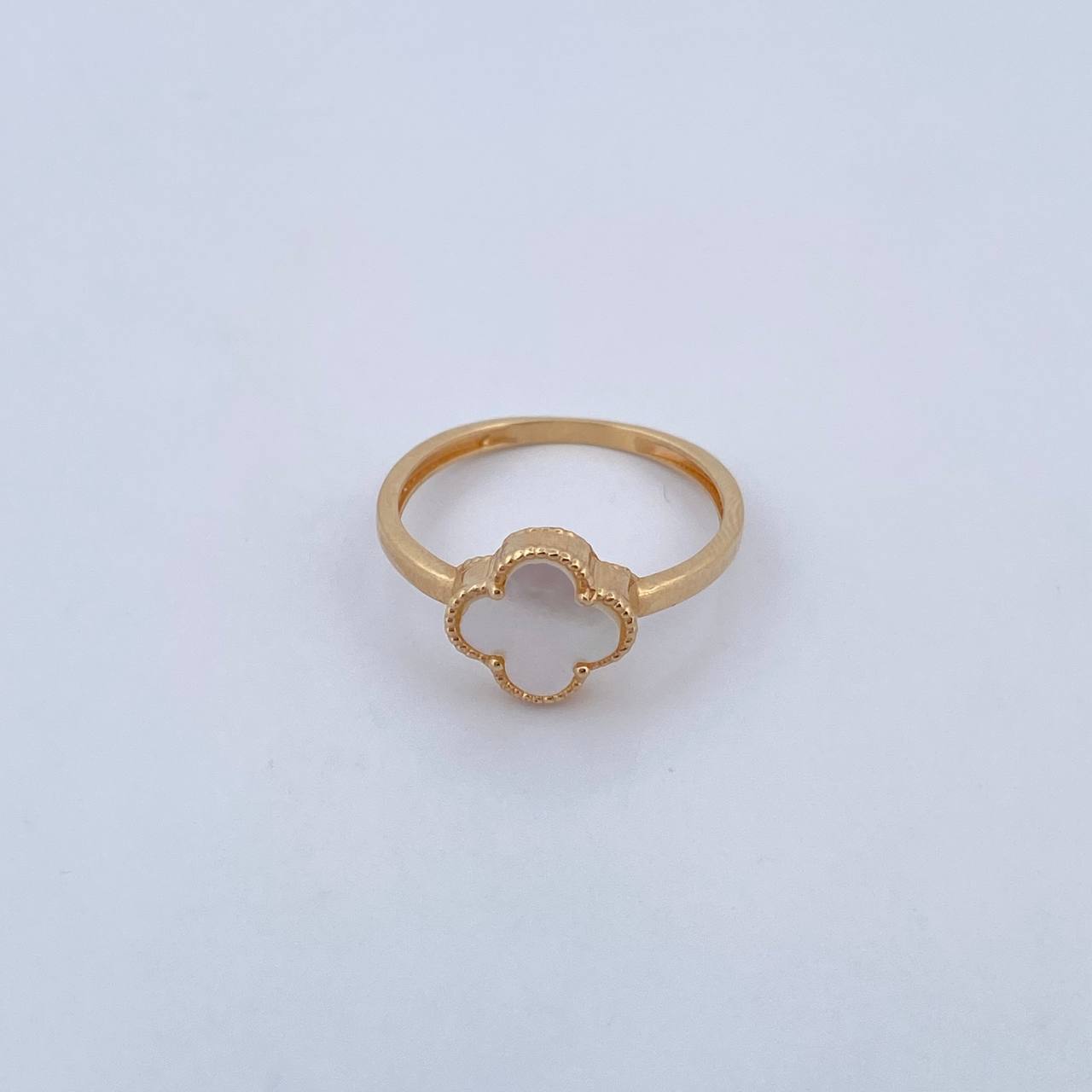 Anillo Trebol VCyA 1.9gr / T6 1/2 / Nacar Blanco Oro Amarillo 18K &