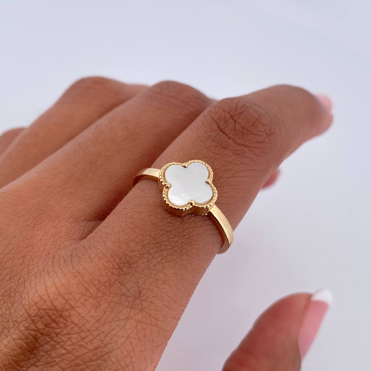 Anillo Trebol VCyA 1.9gr / T6 1/2 / Nacar Blanco Oro Amarillo 18K &