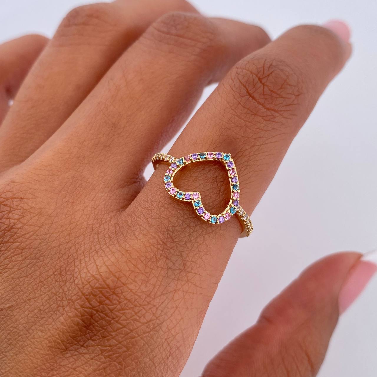 Anillo Silueta Corazon 1.55gr / T6 3/4 / Circones Rosados Morados Blancos Oro Amarillo 18K &