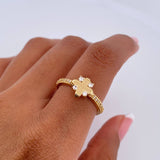 Anillo Flor 2.6gr / T7 1/4 / Circones Blancos Oro Amarillo 18K &