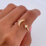 Anillo Abrazo Estrella Y Luna 1.4gr / T7 1/4 / Circones Blancos Oro Amarillo 18K &