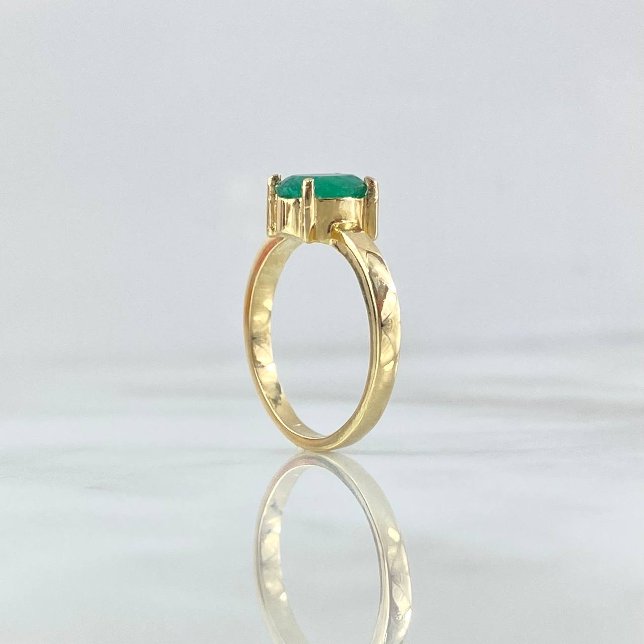 Anillo Solitario Ovalo 3.4gr / T6 1/4 / Esmeralda 2.0 Qts Oro Amarillo 18K (Joya)