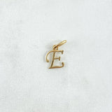 Dije Letra E Cursiva Delgada 0.35gr / 1.6cm / Lisa Oro Amarillo 18K ©