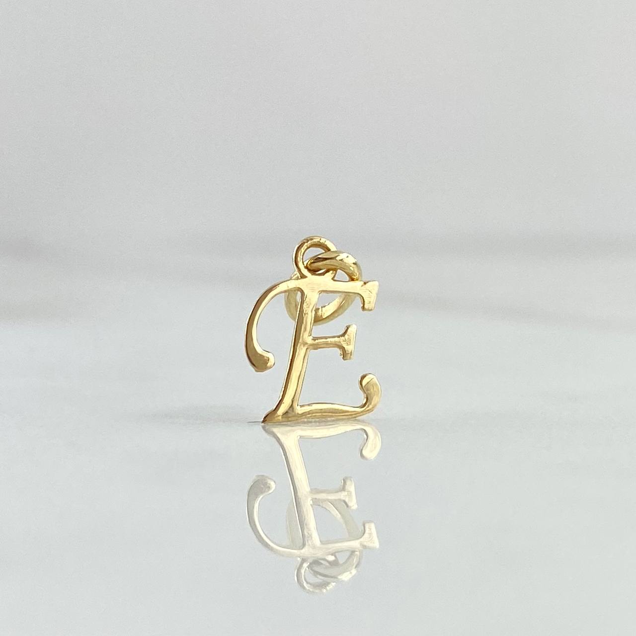 Dije Letra E Cursiva Delgada 0.35gr / 1.6cm / Lisa Oro Amarillo 18K ©