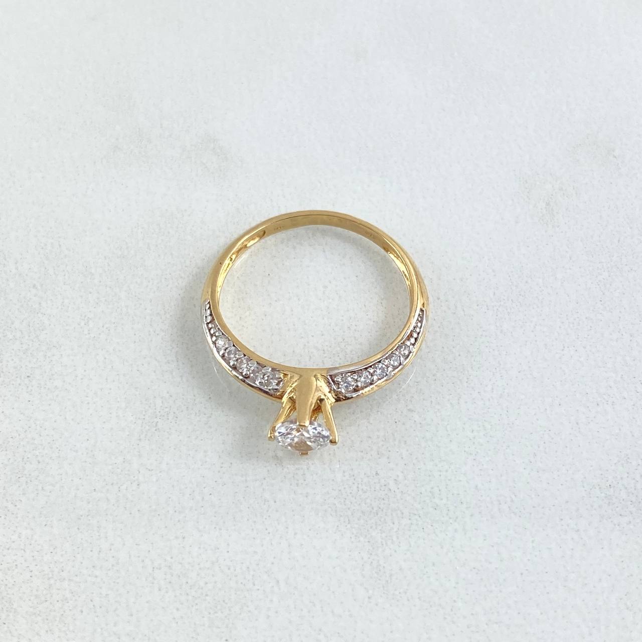 Anillo Solitario Vertebra Separada 2.15gr / T7 / Circones Blancos Oro Amarillo 18K ©