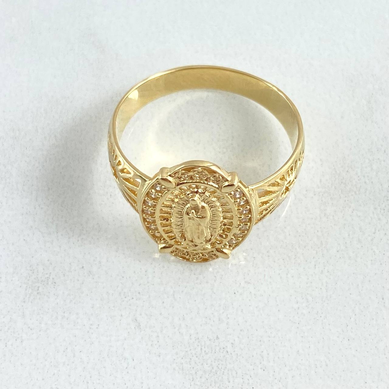 Anillo Virgen Guadalupe 4.05gr / T7 3/4 / Cruz Basteada - Circones Blancos Oro Amarillo 18K