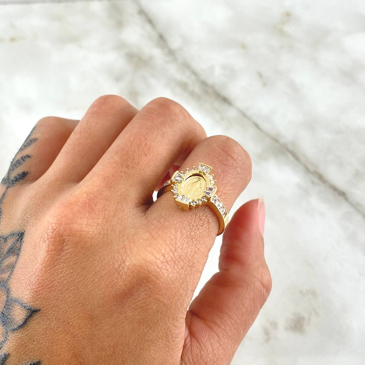 Anillo Virgen Milagrosa 3.9gr / T7 1/4 / Circones Blancos Oro Amarillo 18K