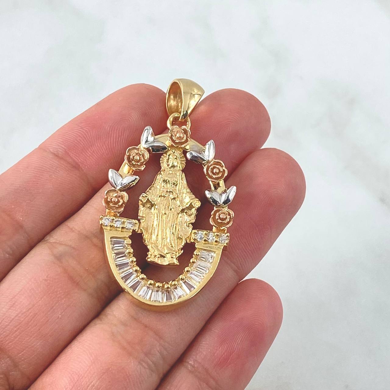 Dije Virgen Milagrosa 9.5gr / 4.4cm / Circones Blancos Tres Oros 18K