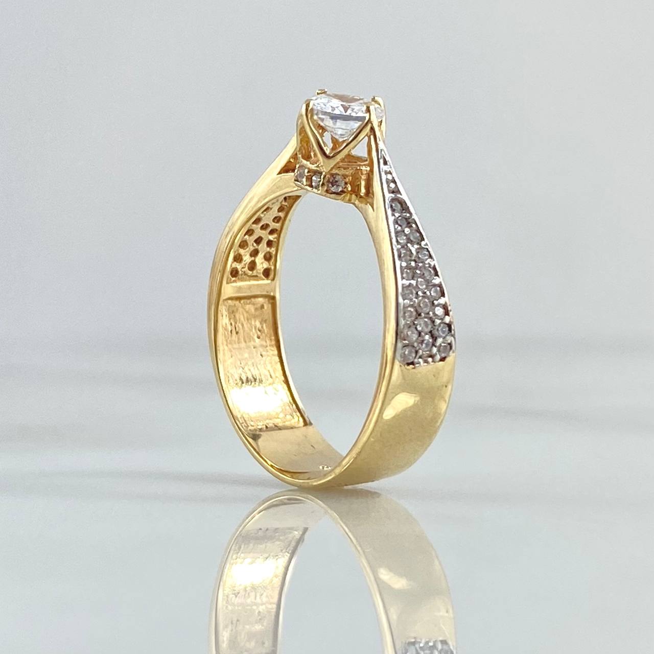 Anillo Solitario Halo Arpado 4.3gr / T7 1/4 / Circones Blancos Dos Oros Amarillo Blanco 18K