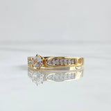 Anillo Solitario Doble Linea Incrustada 3.2gr / T7 1/4 / Circones Blancos Oro Amarillo 18K