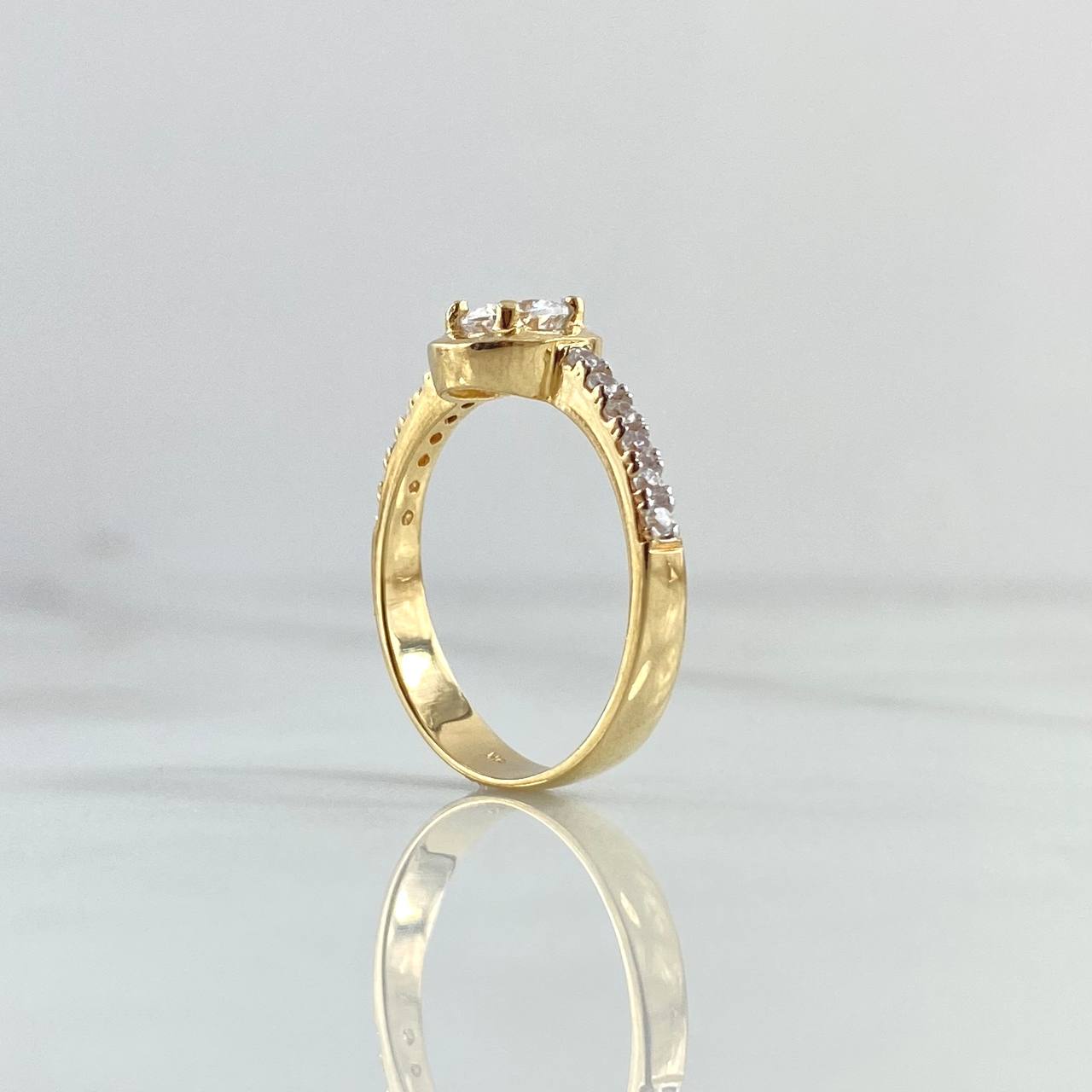 Anillo Solitario Hevilla Curveada 3.55gr / T7 1/4 / Circones Blancos Oro Amarillo 18K