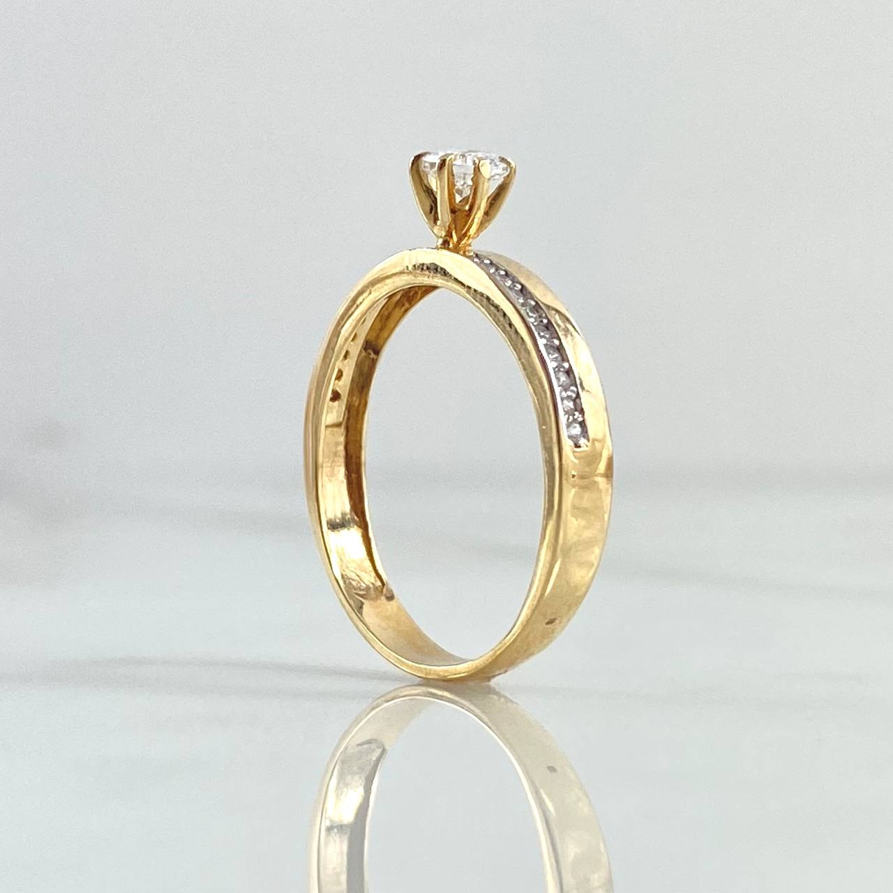 Anillo Solitario Carril Parcial 2.35gr / T7 / Circones Blancos Dos Oros Amarillo Blanco 18K