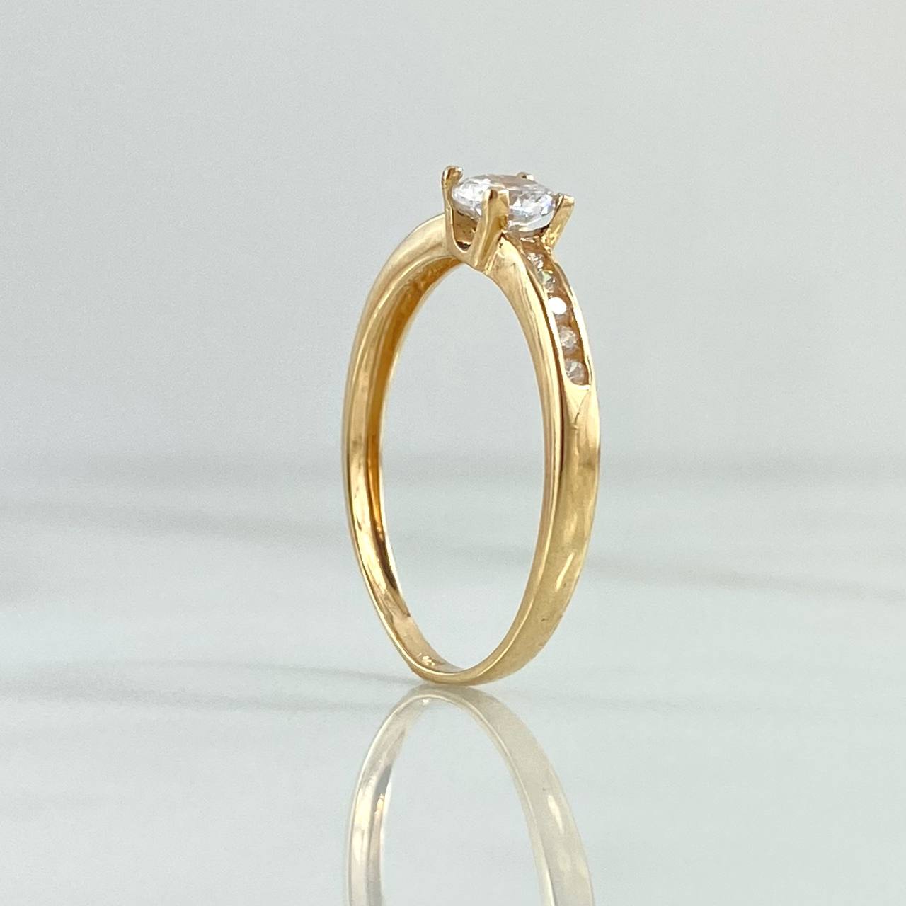 Anillo Solitario Cuatro Puntas 1.6gr / T7 1/4 / Circones Blancos Oro Amarillo 18K