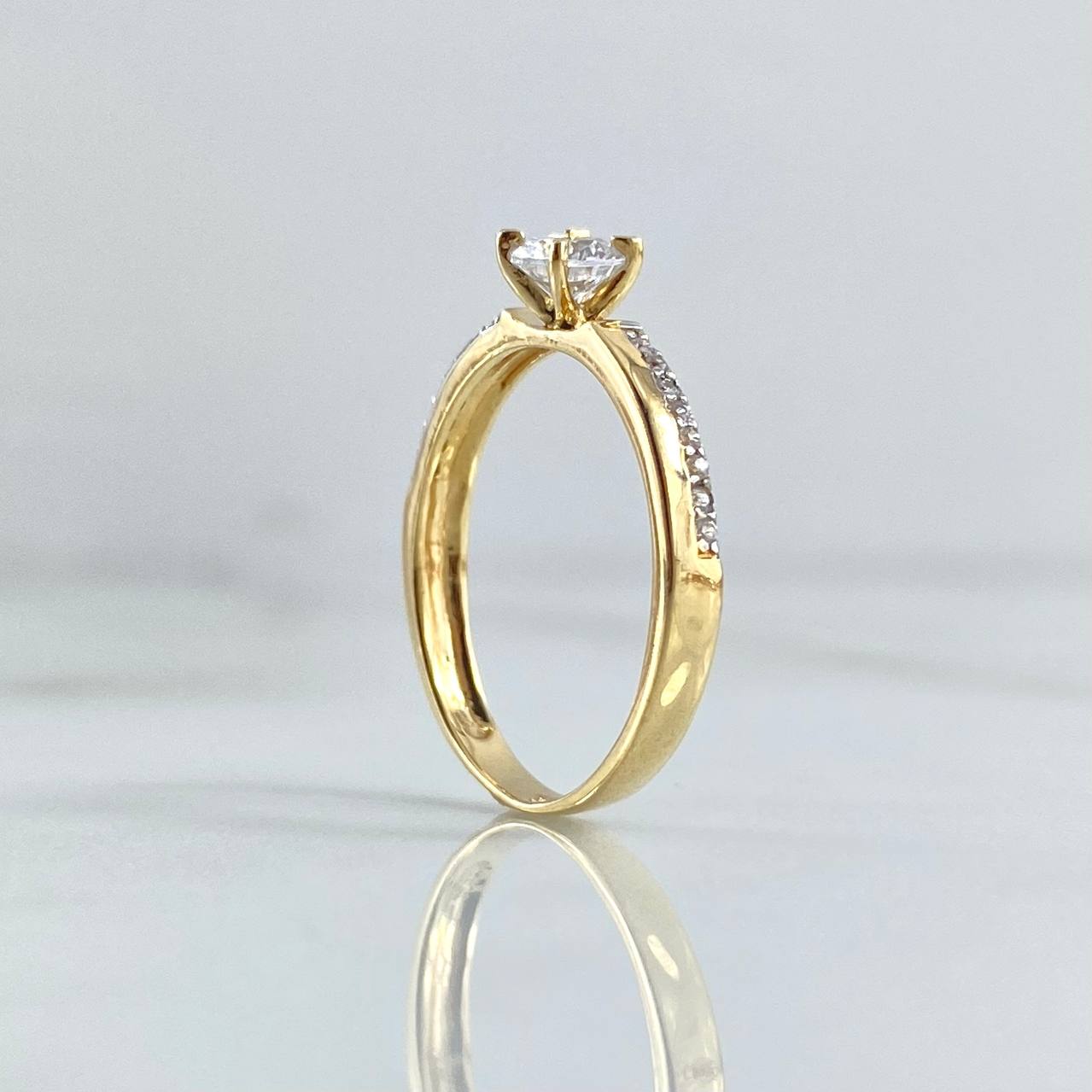 Anillo Solitario Bifurcación Parcial 2.3gr / T6 3/4 / Circones Blancos Oro Amarillo 18K