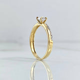 Anillo Solitario Bifurcación Parcial 2.3gr / T6 3/4 / Circones Blancos Oro Amarillo 18K