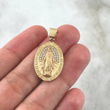 Dije Virgen Milagrosa Ovalo 4.3gr / 3.1cm / Mate Texturizada Circones Blancos Oro Amarillo 18K ©