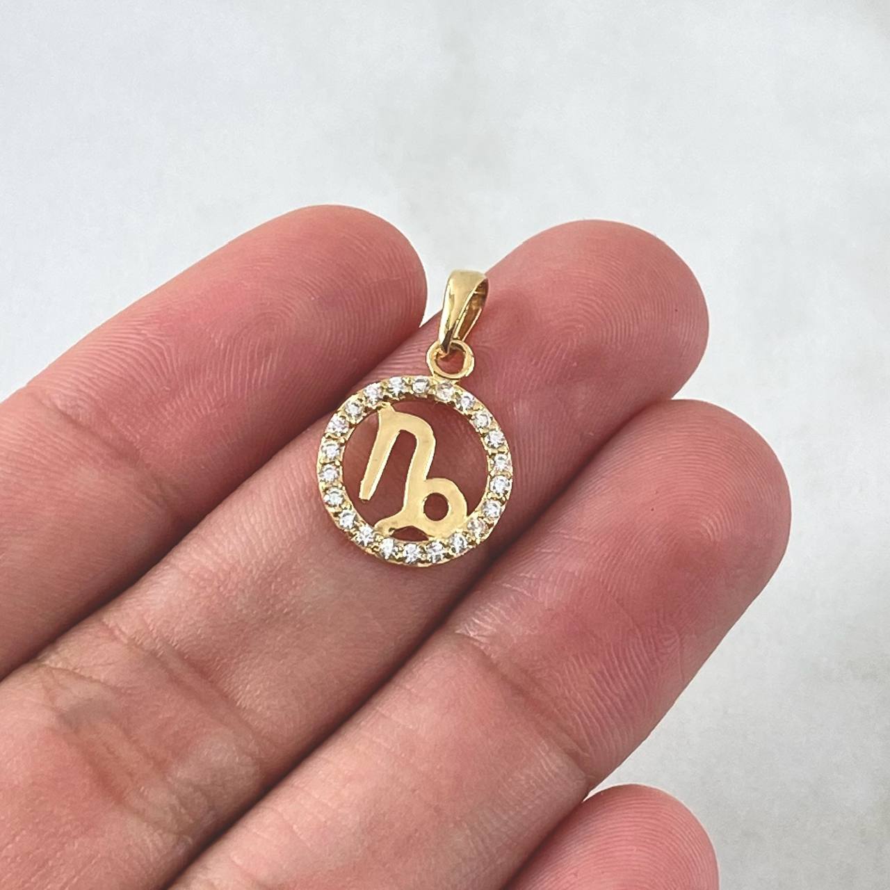 Dije Capricornio 1gr / 2cm / Circones Blancos Oro Amarillo 18K ©