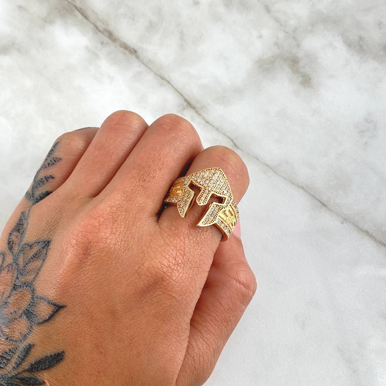 Anillo  Casco De Gladiador  8.6gr / T9 1/2 / Circones Blancos Oro Amarillo 18K