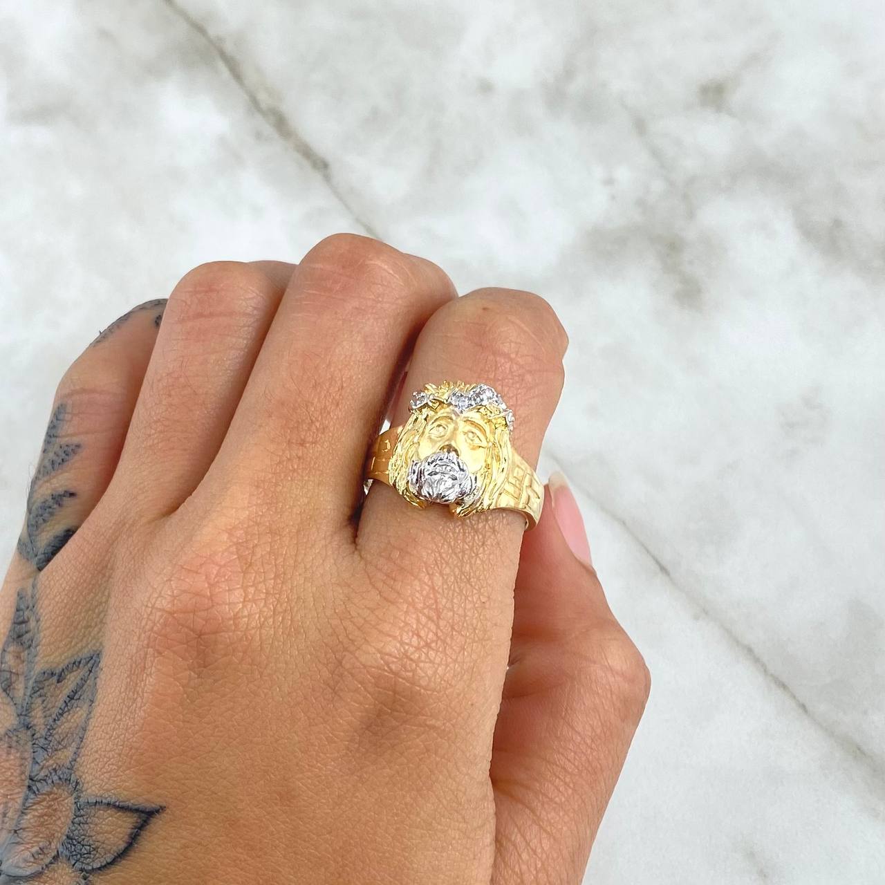 Anillo Rostro De Cristo 6.55gr / T8 3/4 / Circones Blancos Dos Oros Amarillo Blanco 18K *