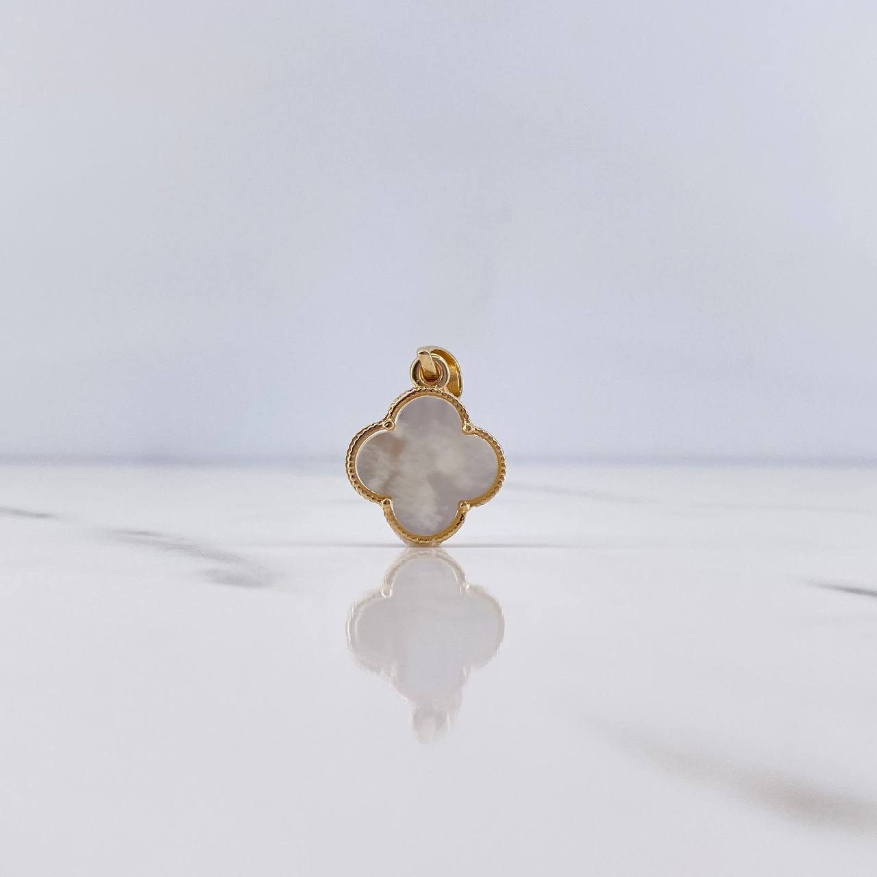 Dije Trebol VCyA 1.8gr / 2.4cm / Nacar Blanco Oro Amarillo 18K &