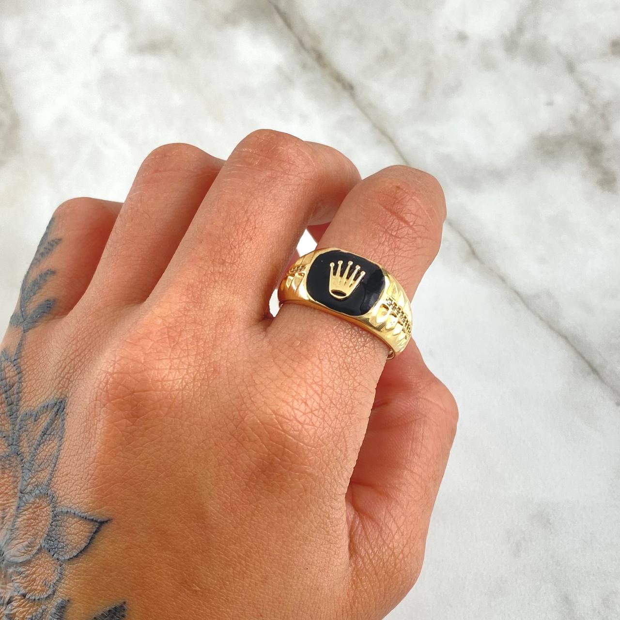 Anillo Sello Corona RX 4.25gr / T10 / Resina Negra Oro Amarillo 18K ©