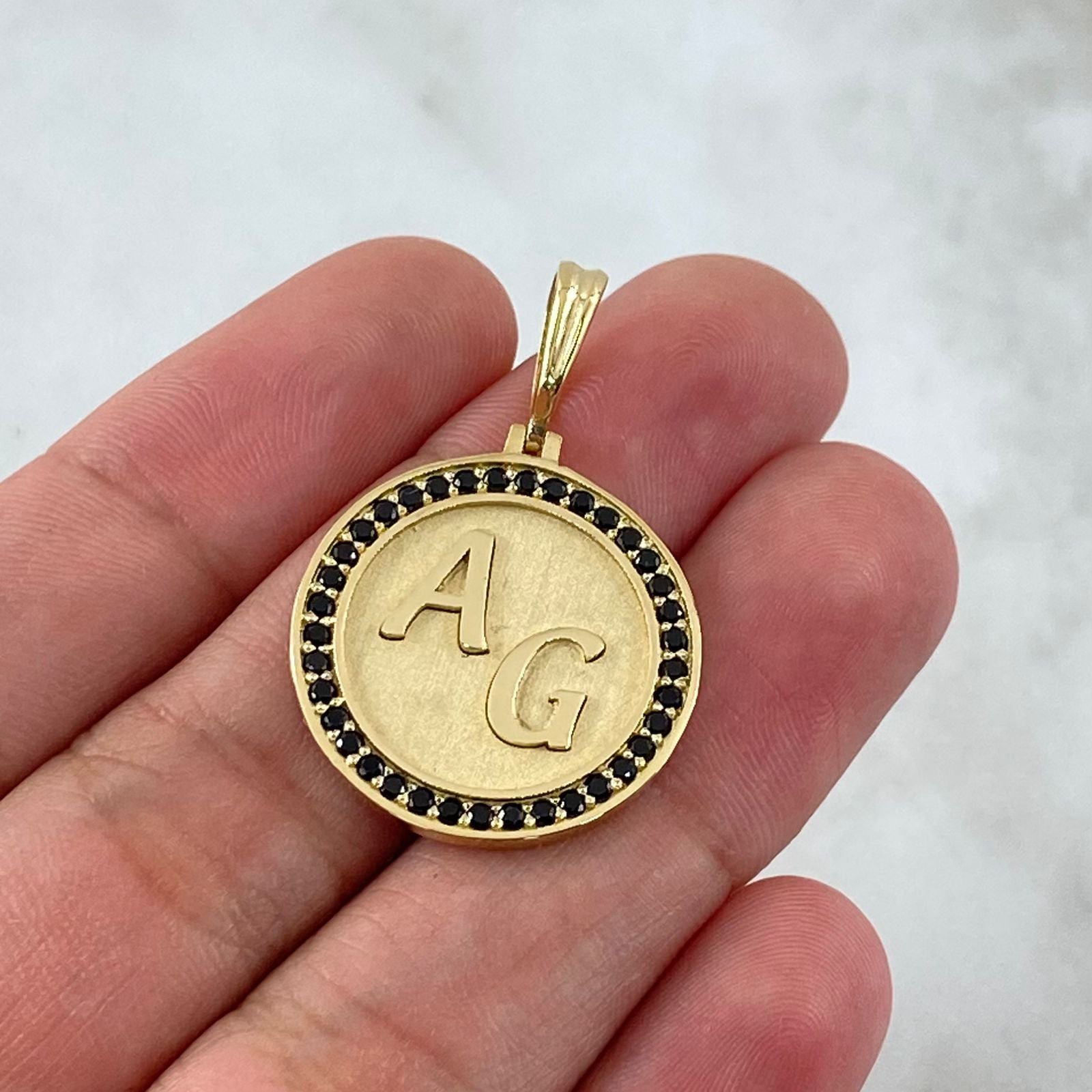 Fabricacion Bajo Pedido Dije Placa Letra Personalizada Mate 7gr / Circones Negros Oro Amarillo 18K