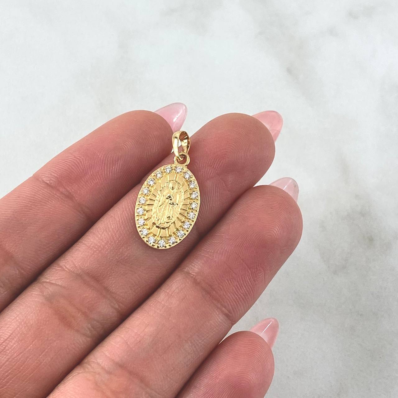 Dije Virgen Guadalupe 2.15gr / 2.3cm / Ovalo Rayado Circones Blancos Oro Amarillo 18K