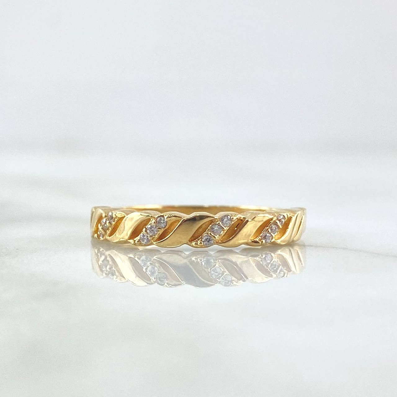 Anillo Trenza en Relieve 2.6gr / T7 1/4 / Circones Blancos Oro Amarillo 18K