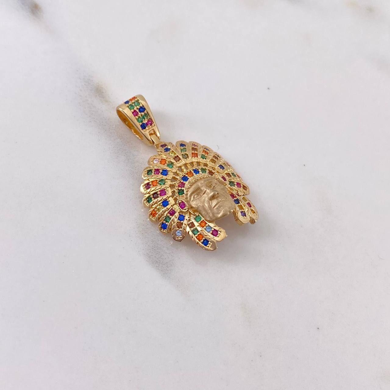 Dije Indio 4.3gr / 3.1cm / Circones Colores Oro Amarillo 18K $