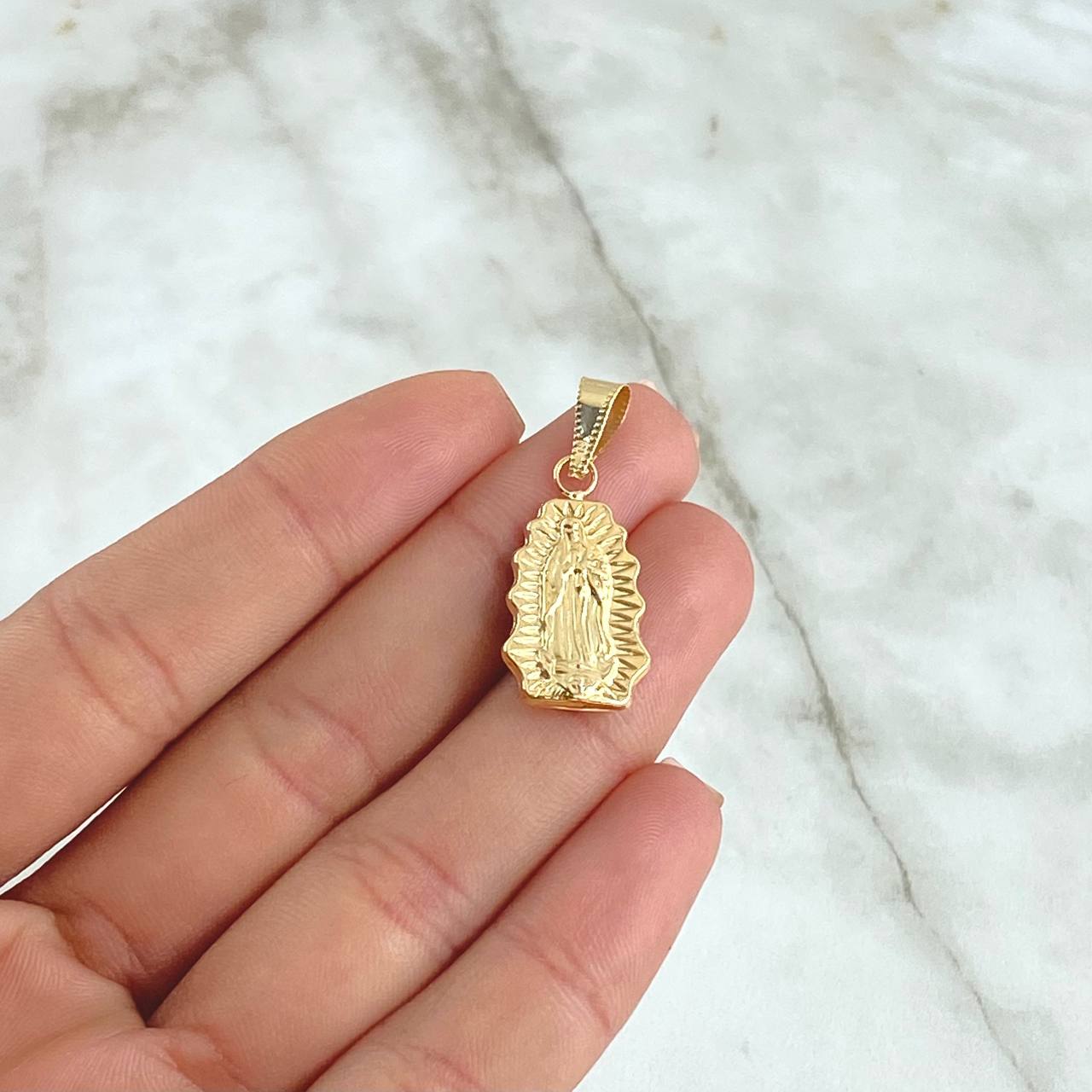 Dije Virgen Guadalupe Silueta 1.3gr / 3cm / Lisa - Cargador Bordeado Oro Amarillo 18K ©