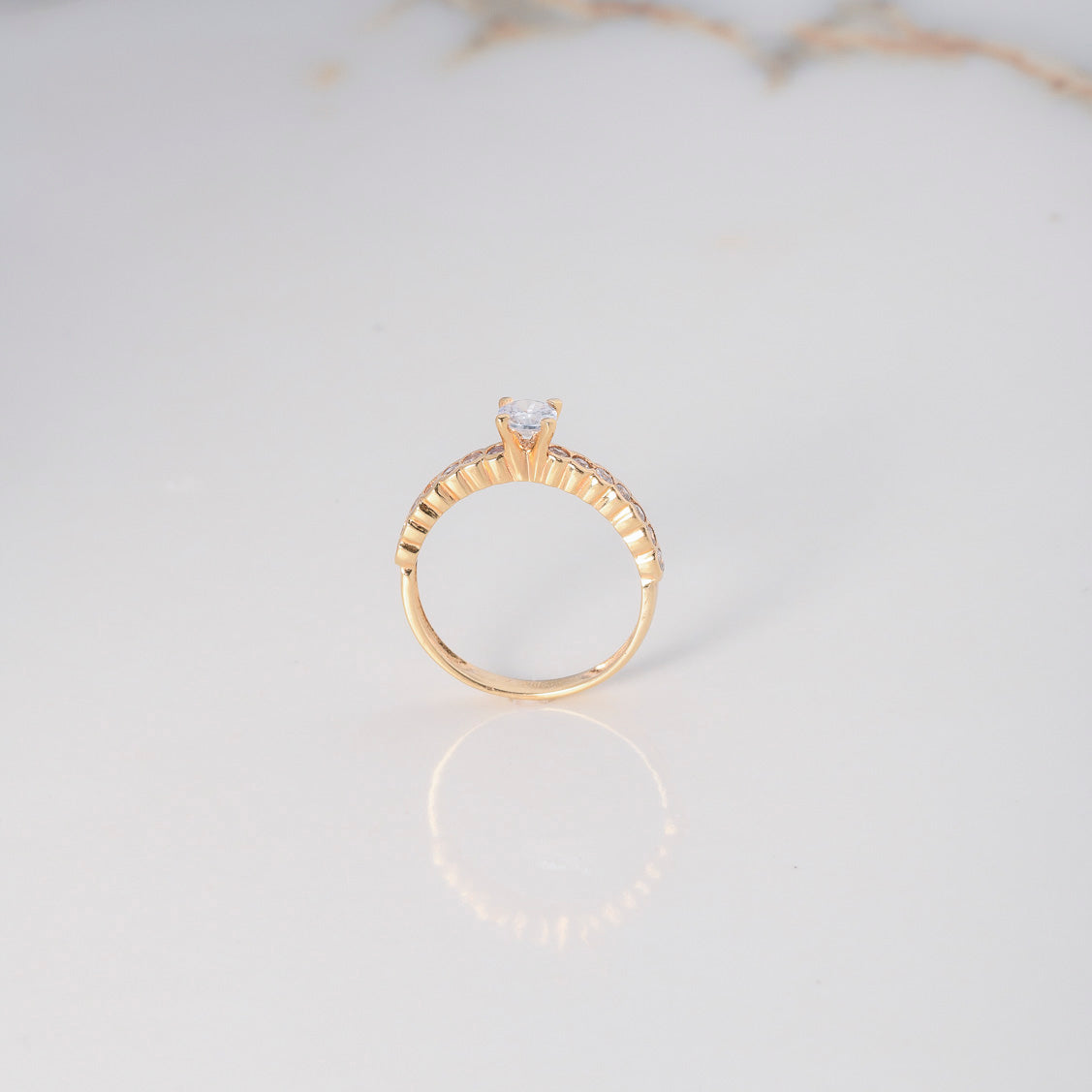 Anillo Solitario Circulos 2.45gr / T7 / Circones Blancos Oro Amarillo $