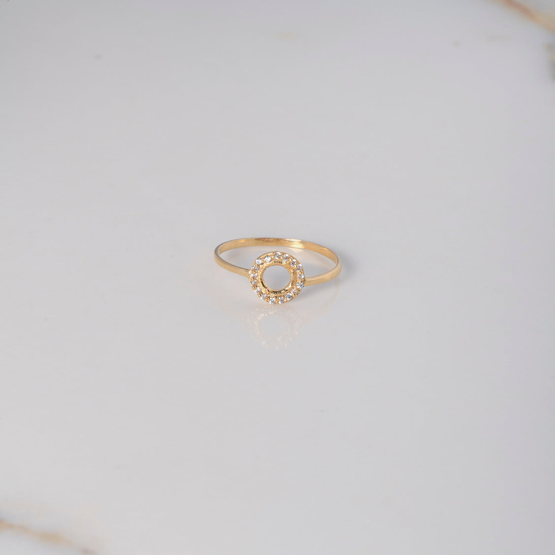 Anillo Circulo 0.85gr / T6 1/2 / Circones Blancos Oro Amarillo $