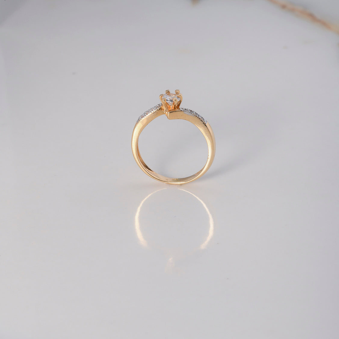 Anillo Solitario Lineas Curvas 3gr / T7 / Circones Blancos Dos Oros Amarillo Blanco $