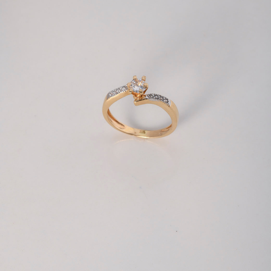 Anillo Solitario Lineas Curvas 3gr / T7 / Circones Blancos Dos Oros Amarillo Blanco $