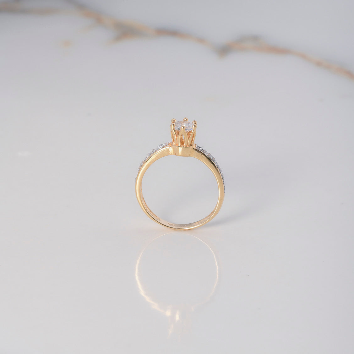 Anillo London 2.65gr / T6 1/2 / Solitario Circones Blancos Oro Amarillo $