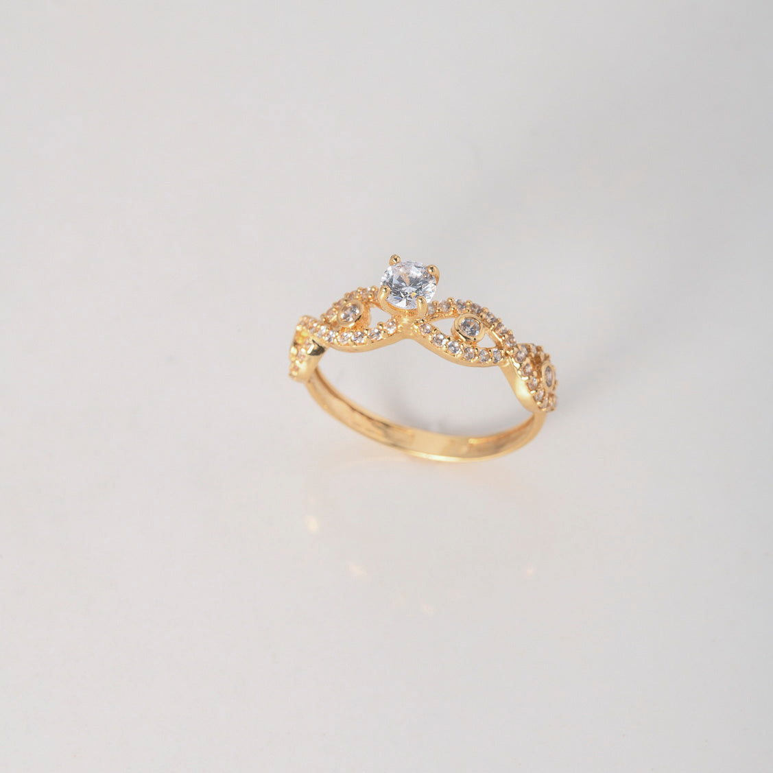 Anillo Solitario Churumbela 2.35gr / T6 1/4 / Circones Blancos Oro Amarillo $