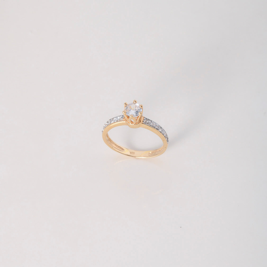 Anillo London 2.65gr / T6 1/2 / Solitario Circones Blancos Oro Amarillo $