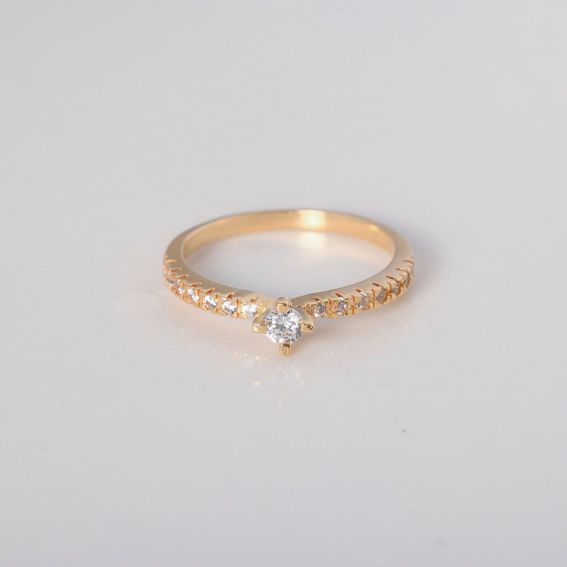 Anillo Solitario Churumbela 2.05gr / T5 3/4 / Circones Blancos Oro Amarillo $