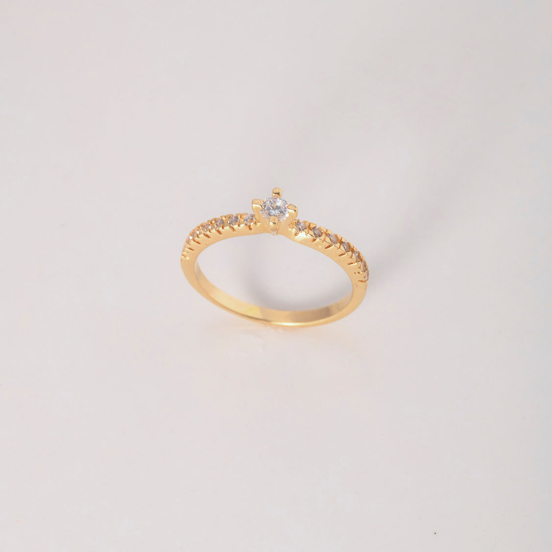 Anillo Solitario Churumbela 2.05gr / T5 3/4 / Circones Blancos Oro Amarillo $