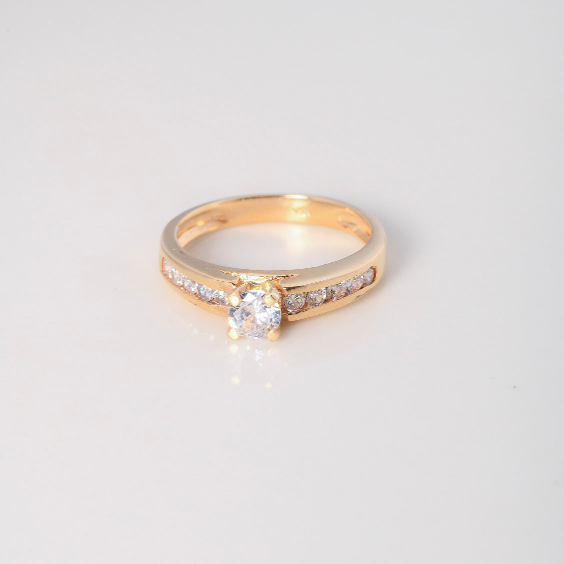 Anillo Solitario Churumbela 3.4gr / T6 1/2 / Circones Blancos Oro Amarillo $